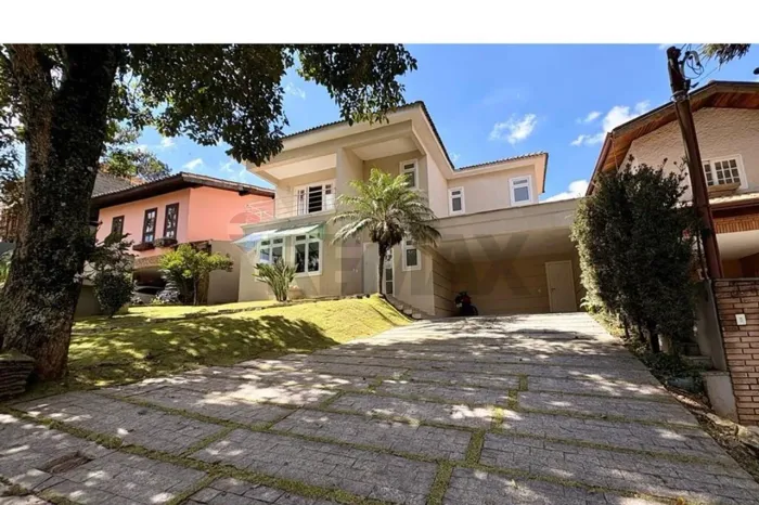 Casa com 4 suítes em Aldeia da Serra!