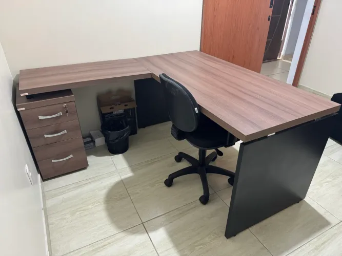 Mesa para escritório completa com gavetas. Sem arranhão ou defeito, praticamente nova.