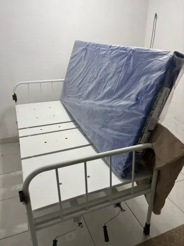 Cama Hospitalar com colchão hospitalar e pneumático 
