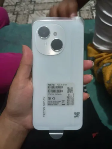 Vende-se celular novo tecno spark cor branca sem nenhum detalhe..