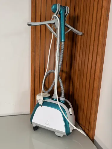 Passadeira a Vapor Vertical Steamer Electrolux GST10