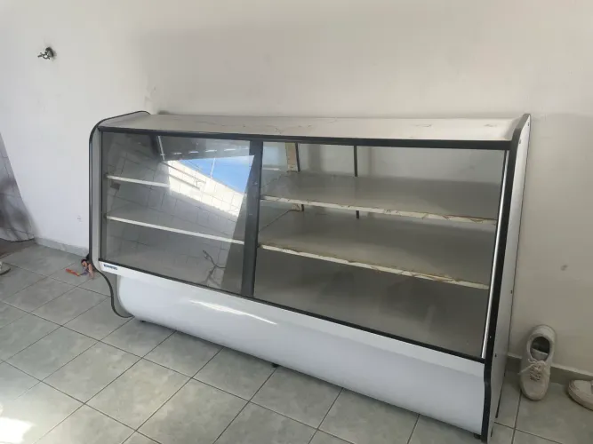 Vendo repositor de pão bolo em ótimo estado valor podendo negociar