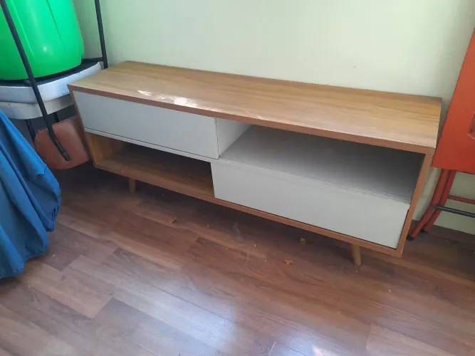 Rack de TV com espaços