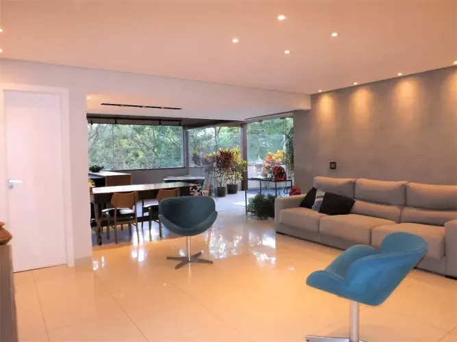 Excelente Área Privativa de 05 quartos (sendo 01 suíte com closet), 04 vagas de garagem a