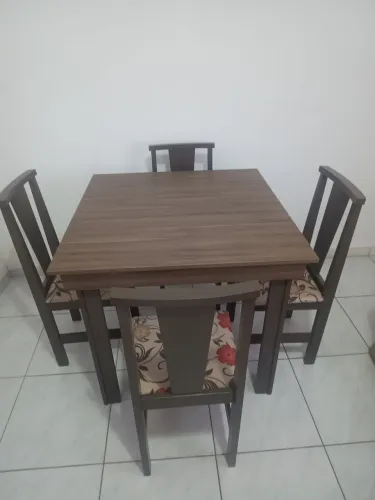 Mesa com 4 cadeiras