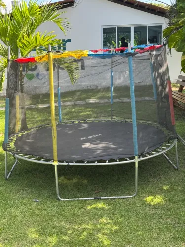 Cama Elástica (Pula Pula) com Rede de Proteção - Grande e Resistente