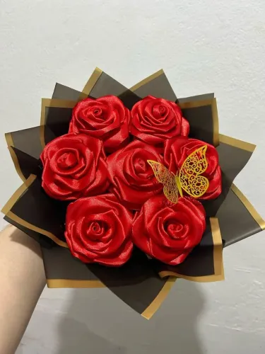 buquê buquê rosas de cetim