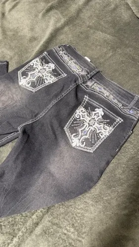 calça flare com bordado de cruz