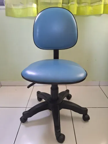 Excelente cadeira giratória para escritórios com perfeito estado de conservação ...