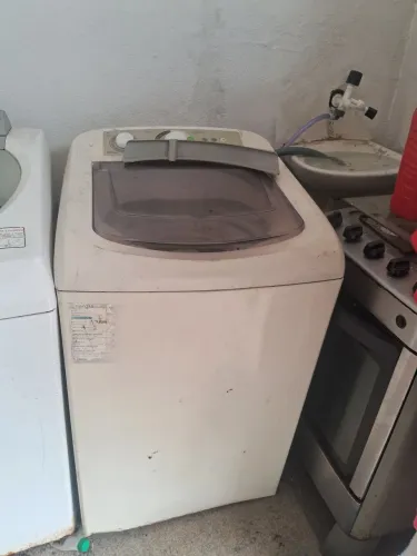Máquina de lavar usada com defeito e marca de uso