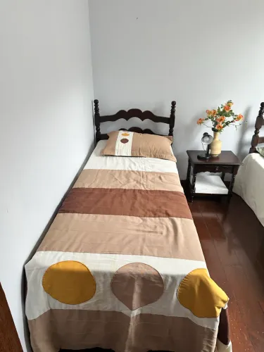 Vendo duas camas de solteiro madeira maciça 