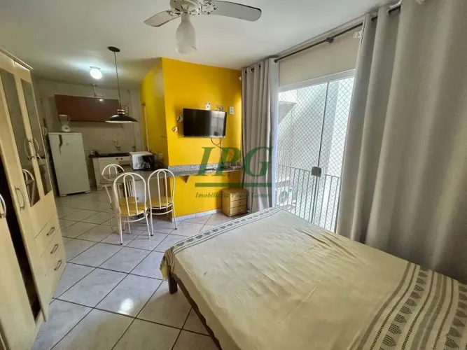 Kitnet mobiliada, sol da manhã e com varanda no Centro, em Guarapari - ES