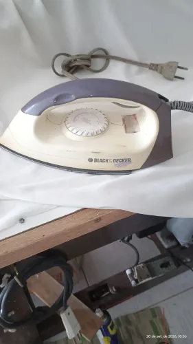 ferro de passar roupa. Baratinho