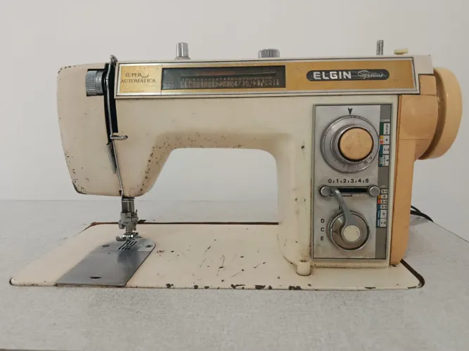Máquina de costura Elgin Genius com gabinete