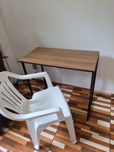 Escrivaninha Fixa estilo industrial + Cadeira plástica com braços