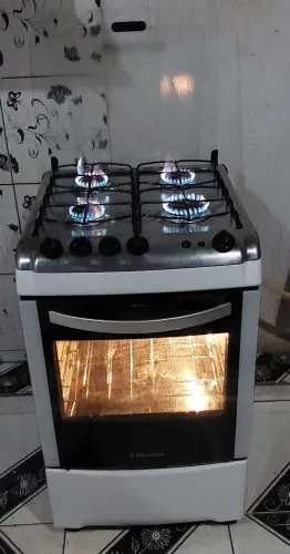 Ótimo fogão electrelux top de 4 bocas manual com prateleira deslizante conservado