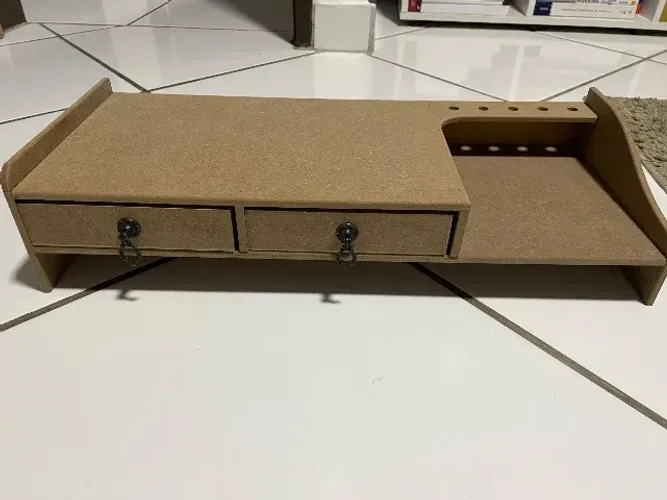 Suporte de monitor com gaveteiro em MDF