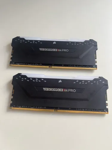 Kit 32GB (2x16GB) Memória RAM Corsair Vengeance RGB 3200MHz 