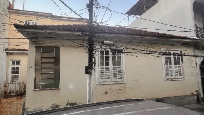Casa p/ ref na rua Pinto Teles, com 3 qts, 2 vgs, portão eletrôn, 80m, suporta mais 2 pavs