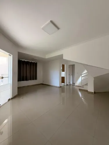 Imóvel para aluguel possui 130 metros quadrados com 4 quartos em Buraquinho - Lauro de Fre