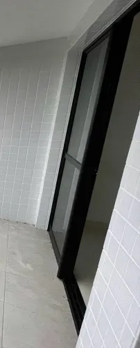 Porta de vidro fumê em esquadria de alumínio preto