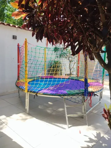 Trabalho com pula pula e piscina de bolinhas