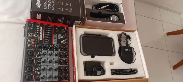 Mesa de som com dois microfone tudo novo