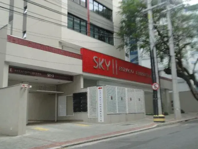 Centro- Centro/Sky Empresarial / Sala Comercial 84m2, 2Vg, 2wc, Frente ao Porto Seguro