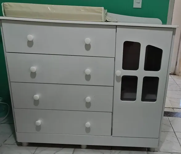 Vende-se por motivo de mudança.Cômoda infantil 4 gavetas 1 porta e 1 trocador de brinde.
