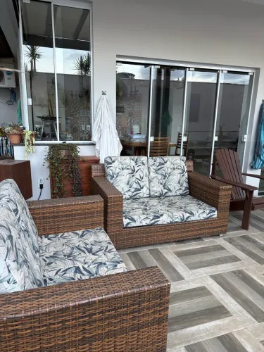 Poltrona madeira usada porém perfeita para descanso após dia de trabalho 