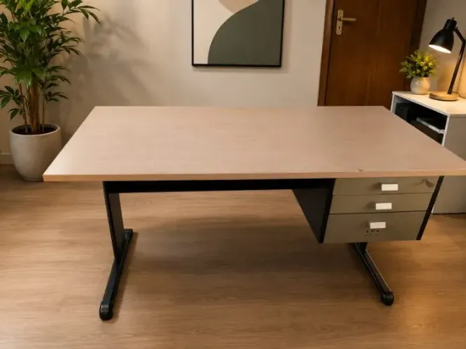 Mesa de escritório tampo em MDF Madeirado Claro e estrutura em metalon - com 03 gavetas