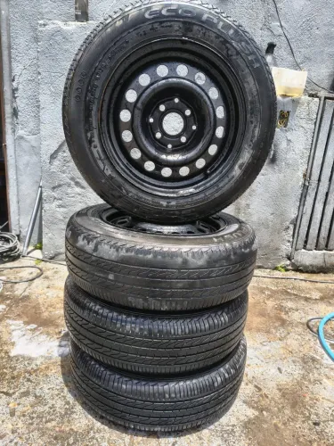 Vendo 4 rodas com pneus 