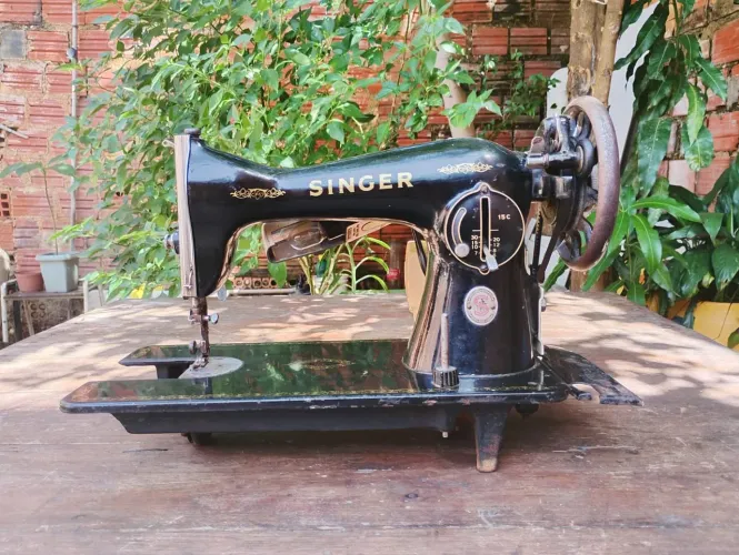 Máquina de costura Singer 15C (Pretinha) Antiga - Mecânica Ok!