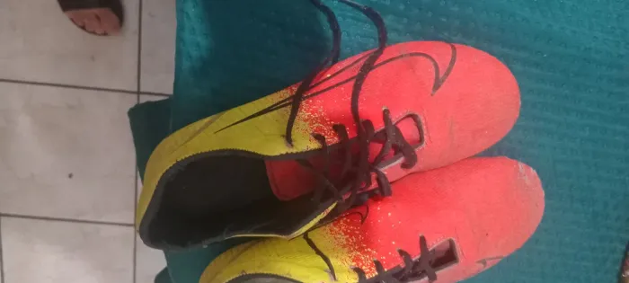 Chuteira da Nike com trava pra uso em campo de de futebol