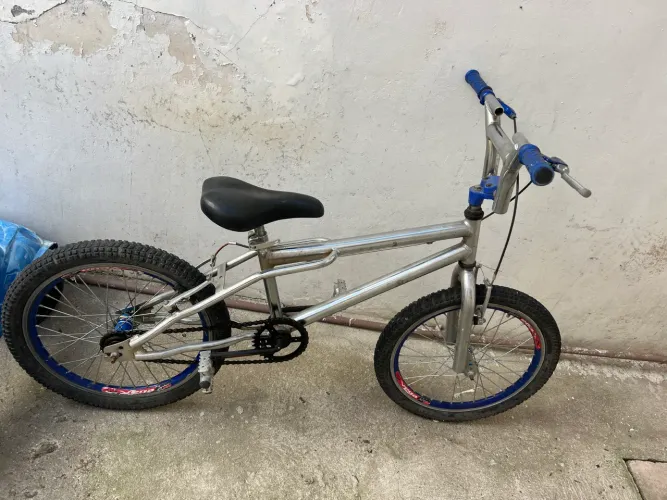 Bicicleta prata 