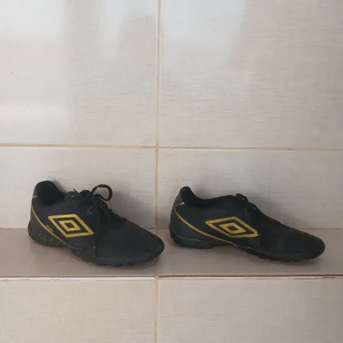 Chuteira Umbro Society