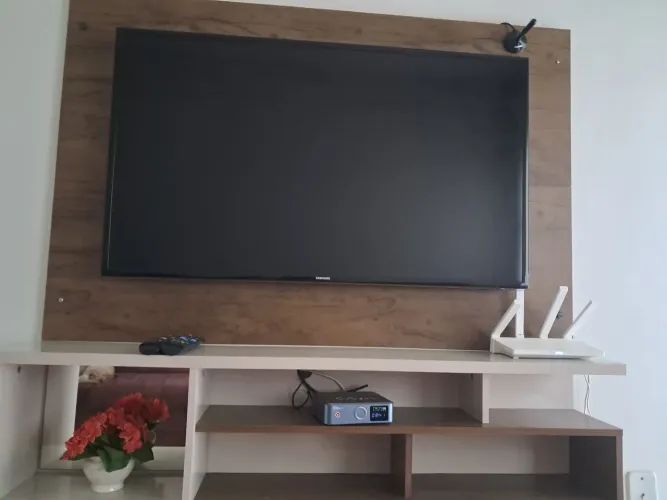 Cama de solteiro e painel