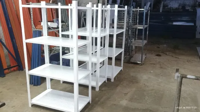 4 estante galvanizada 50cm x 90cm com 4 níveis com pintura branca 3 estante inox40cm x 1m