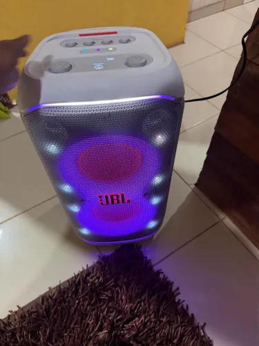 Vendo caixa JBL seminova com apenas 10 meses de uso, bateria está top ainda !