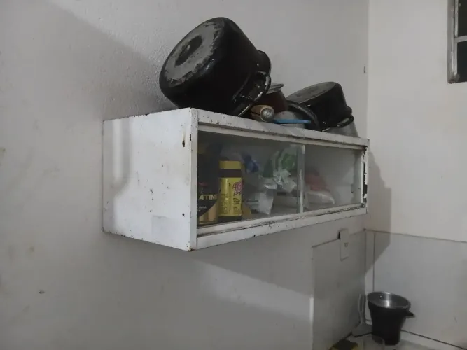 Pequeno armario de parede
