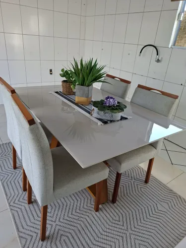 Vendo mesa de vidro com quatro cadeiras em ótimo estado