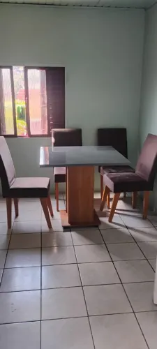 Vende-se mesa de 4 cadeiras seminova