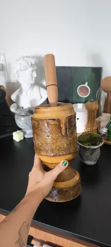 Copo de caipirinha em madeira com casca artesanal, acabamento rústico com socador