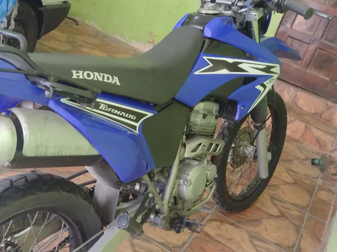 Moto Honda tornado 