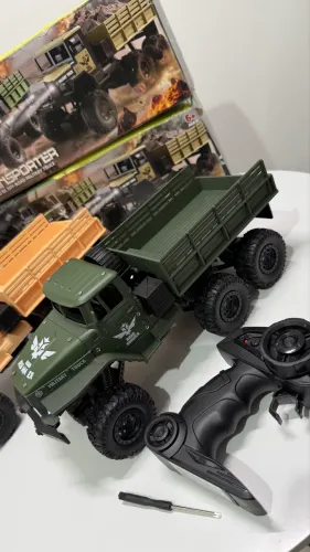 Caminhão Militar 4x4 com rádio controle
