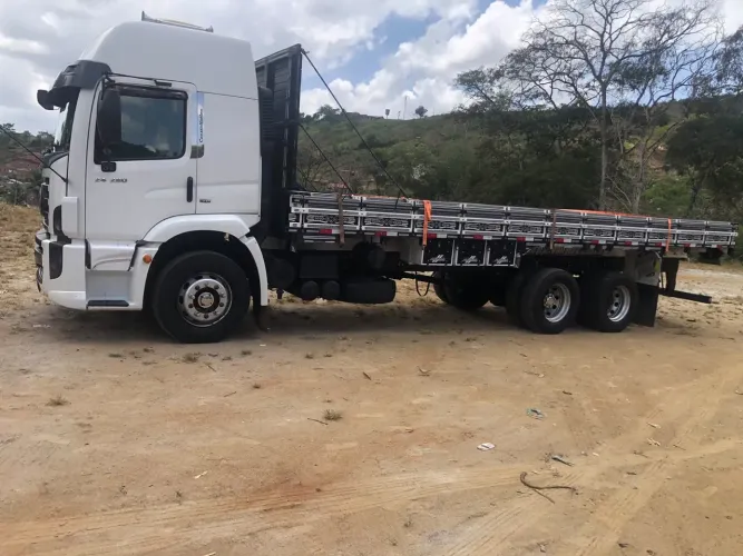 Caminhão semi-novo