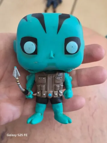 Funko Pop! representando o personagem Abe Sapien da franquia Hellboy. 