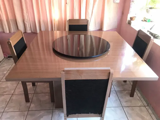 Mesa com Tampo Giratório