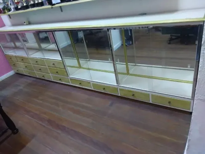 Balcão Cristaleira em madeira de imbuia