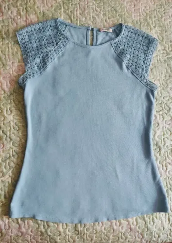 Blusinha Azul com detalhes bordados